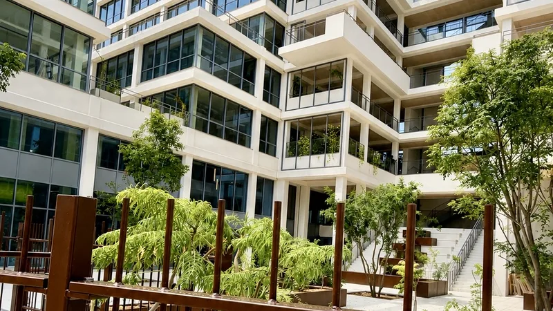 Le patio végétalisé du bâtiment